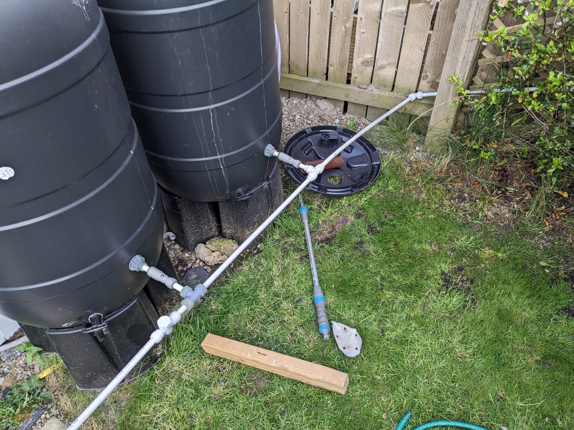 Plumbing water butts together